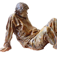 Ragazzo seduto, scultura in terracotta policroma